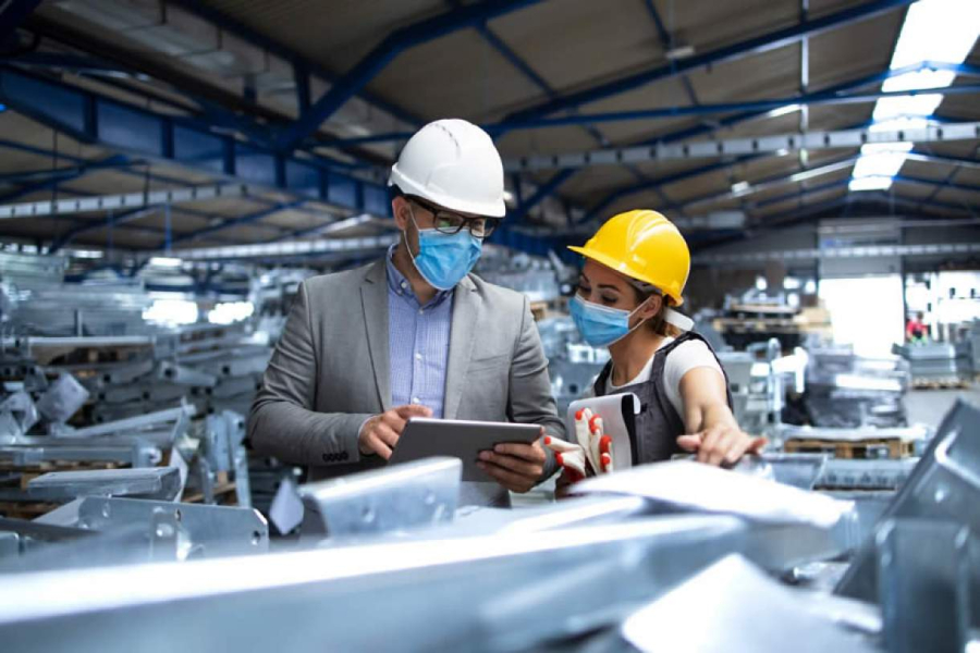 Falta de mão de obra qualificada desafia produtividade da indústria e amplia busca por formação técnica