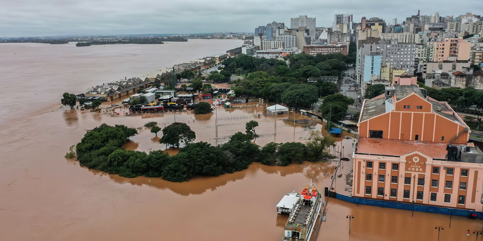 Rio Guaíba se aproxima da cota de alerta em Porto Alegre
