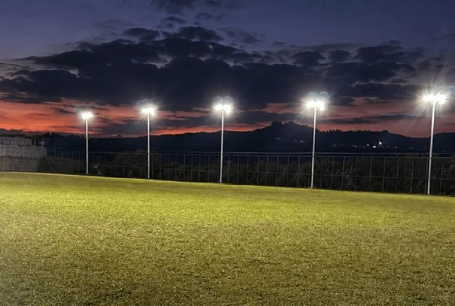 O Brilho da Várzea: Campo do São Lourenço ganha nova iluminação e impulsiona o esporte amador em Itabira